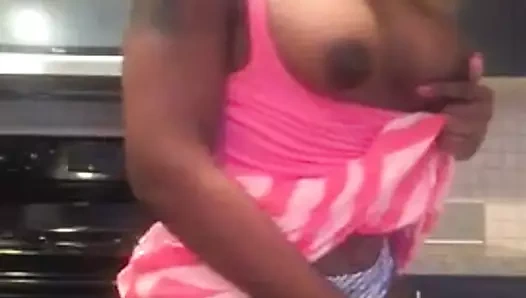 Muhteşem siyah transeksüel mastürbasyon