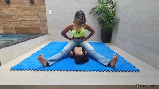 Göğüse oturma - güçlü bacaklar ve kaslar Lebian dövüş kızları