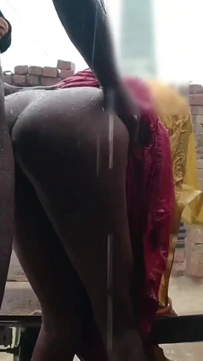 "Baldız da dışarıda sırılsıklam oldu ve onu dışarıda da siktik. İzledikten sonra boşalabilirsin"