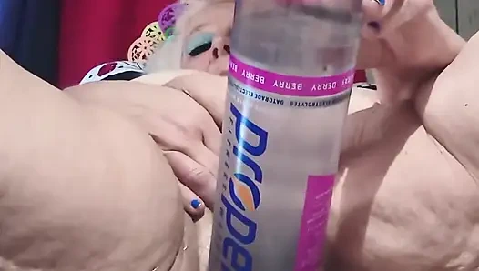 Büyük şişe tıkalı klitoris amcık