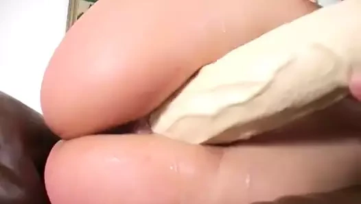 Ultra sıkı esmer suzie carina esneme nöbeti tarafından acımasız yapay penis