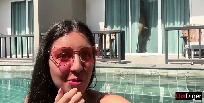 Bir yabancı Rus kızı yarak göstererek odasına çekti, sikildi ve yüzüne boşalttı