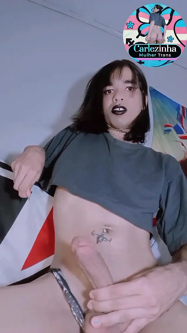 Carles yaraklı kadın, yaramaz hatun çıplak titreyerek sert yarağı gösteriyor,