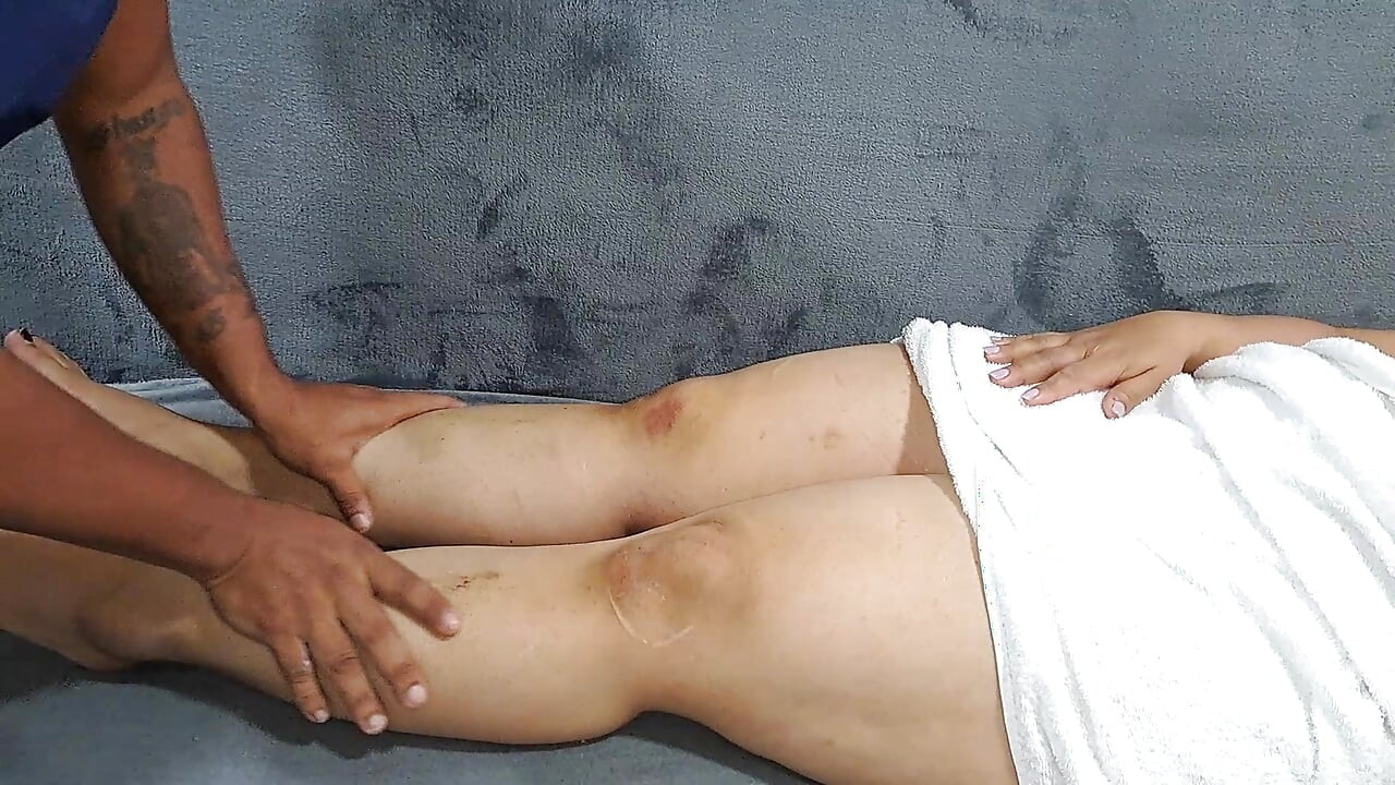 Çok stresliyim ve bu seksi genç adam rahatlatıcı bir masajla bana yardımcı oluyor pt2 – harika göğüsler