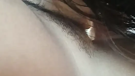Patronumun yarağını emiyor, ağzımda olmasına bayılıyorum