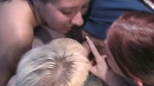 Küçük yaraklı şanslı bir adam birden fazla bayanın oral seksi