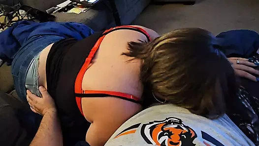 Bana bir itaatkar aldı, ben de onu ödüllendirdim ve yakalanmadan önce ona sakso çektim