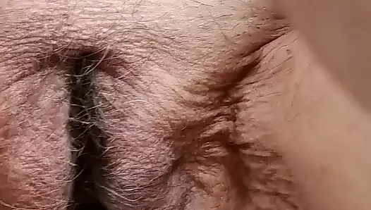 İri göğüslü olgun orta yaşlı seksi kadın seksi kabızlıktan sonra ateşli amcığını gösteriyor