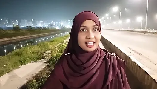 Outdhoor tesettürlü Gril sokaklarda uyanıyor ve edepsizce konuşuyor ve güzel yüze boşalma gerçek seks videosu videomun tadını çıkarıyor
