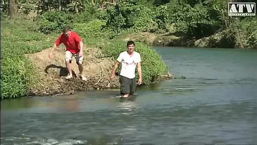 Madison Parker esmer saçlı sürtük her iki delikten de sikiliyor