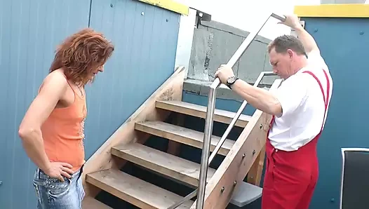 Azgın sürtük açık havada işiyor ve sikiliyor