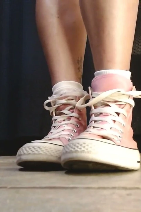 Beyaz kabarık çoraplar pembe converse spor ayakkabılar azdırıyor