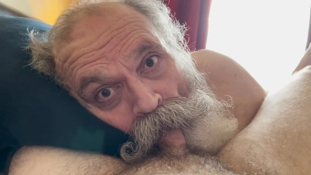 Bıyıklı dede yarak emici muhteşem bir emme işi yapıyor