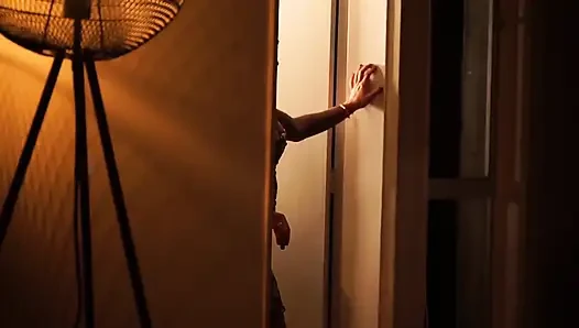 Düşük ışıkta cinsel bir Latin Striptiz Yapıyor