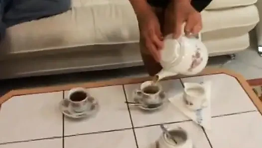 Sarışın olgun bebek bu genç adamı nasıl memnun etmeyi biliyor