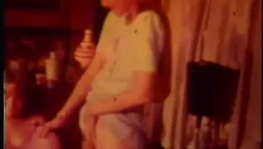 Klasik güzeller döl takası ile ırklararası üçlü eğlence yapıyor - (videoda ses yok ama müzik var)