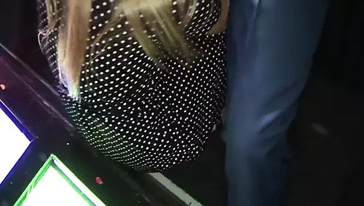 Dora Venter deneyimli sarışın kadın amcığını alıyor