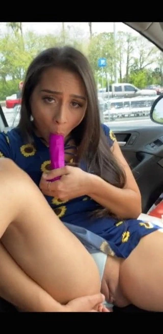 Arabada oynayan sevimli kız 1