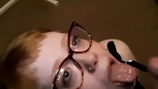 Ejac faciale sur une rousse a lunettes