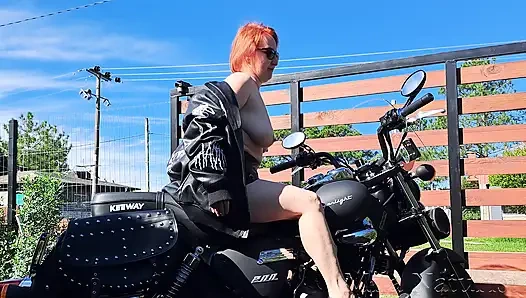 Motorcu kız kamera arkası: deri, siyah bisiklet ve yaramaz bir sır (tam bio)