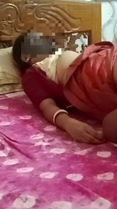 Üvey oğlumla aynı yatağı paylaşmak zorunda kalıyorum ve yanlışlıkla amıma veriyor | Klip 1