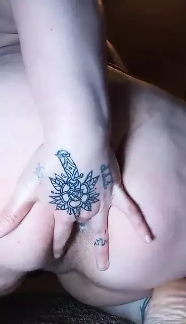 Трахаю пальцами мое тугое очко к моей киске