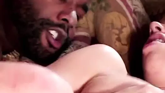 Dev siyah damızlık sikikleri sarışın ve verir ona bir krem ​​pasta