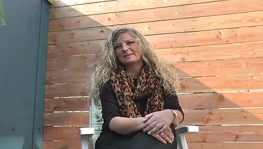 İri göğüslü Alman sürtük büyük turuncu dildoyla oynuyor