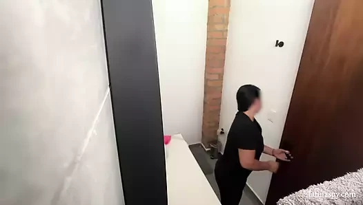 Kalın göt iş için tayt giyiyor