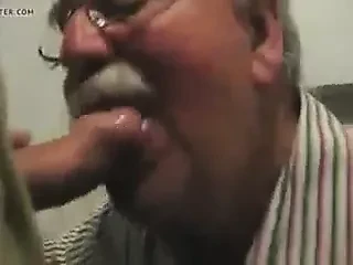 Beau papi moustachu suce une bite bien dure