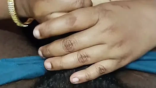 Mallu evli kadın büyük göğüslerini gösteriyor