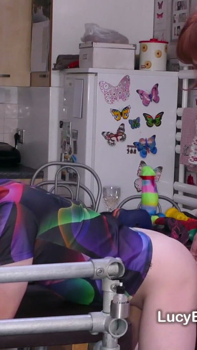 Büyük yaraklı TGirl barback, bekaret kafesindeki olgun adamı anal beceriyor | Klip 1