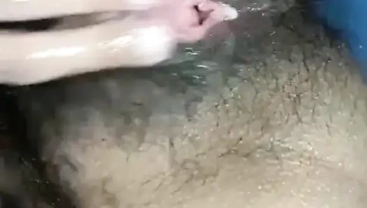 Hintli ateşli kız banyo yapıyor ve kendini parmaklıyor