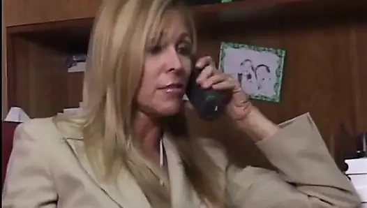 Чувственная красотка-блондинка Nicole Moore договорилась о встрече с известным продюсером о испытании голоса