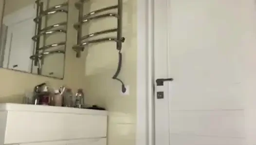 Tombul kız Jusielussie banyoda sert sikişiyor