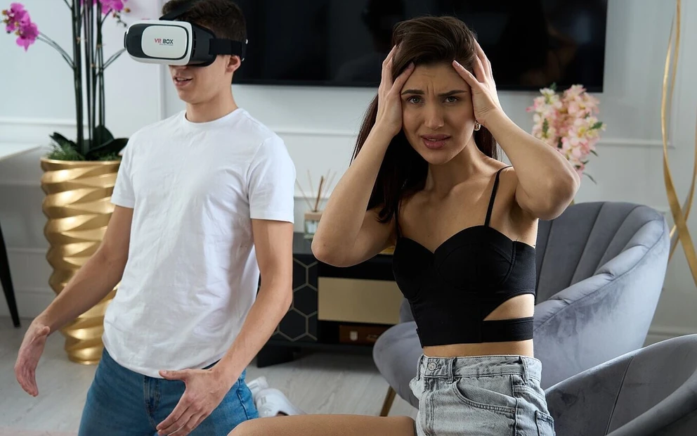 Ее теплая киска лучше любого VR-порно