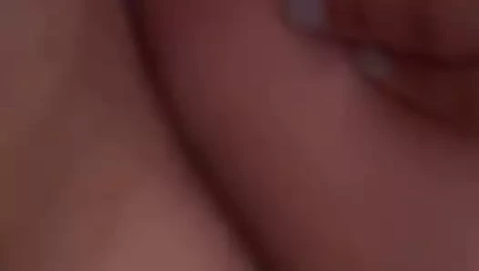 Kalın dövmeli eş alır kedi vurma tarafından asılı koca