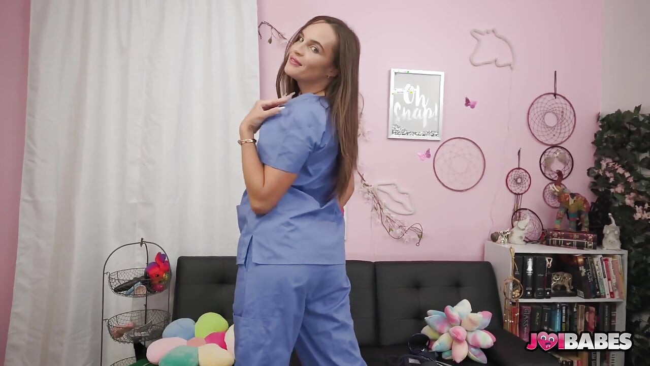 Seksi düzgün vücutlu doktor Teal Conrad mastürbasyon talimatları veriyor