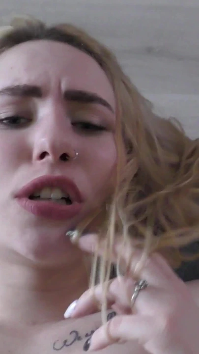 Çıplak komşum evde bilgisayarımda futbol oynuyor