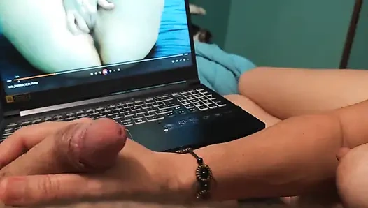 Bella'nın porno izlerken yarağına şaplak atışını izle