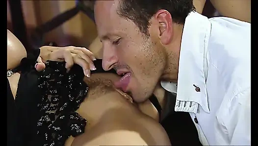 Sarışın orta yaşlı seksi kadın barda tanıştığı bir yabancı tarafından götünü siktiriyor