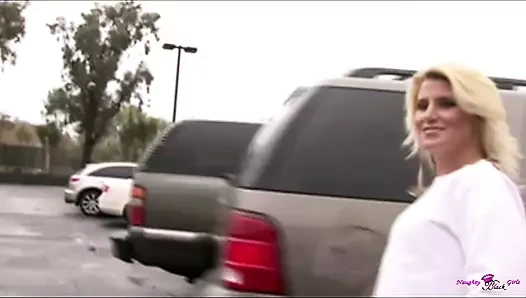 Büyük zenci yarağı boşaldıktan sonra yaz fırtınasının sarışın saçına ve solgun yüzüne sperm damlıyor