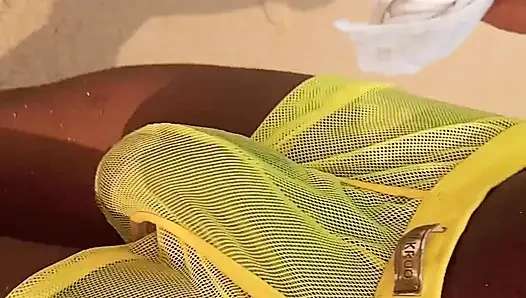 Cotonou plajında ilk kez tek başına eğleniyor