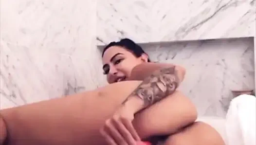 La masturbación húmeda y deliciosa en la bañera hace que el coño de Lela Star esté cremoso y pegajoso