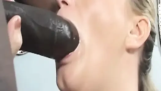 Sarışın orta yaşlı seksi kadın büyük zenci yarağını gırtlağına kadar alıyor