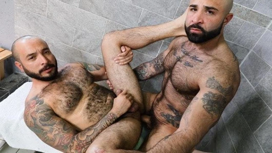 azgın kas dudes lanet at bir kamu duş - menover30