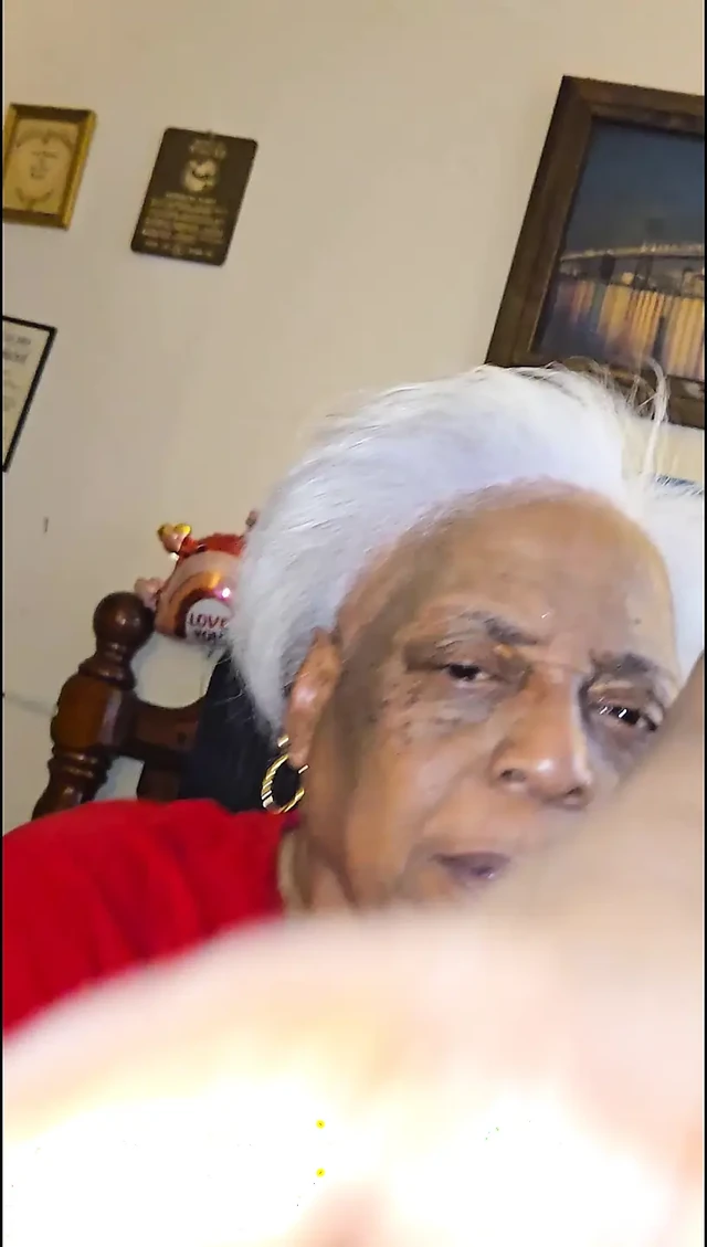 Возбужденная старая пара