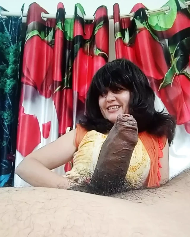 Orta yaşlı seksi komşum benimle azıyor