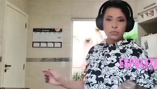 Ateşli esmer farklı bir şekilde yemek yapıyor - komşular için çıplak.