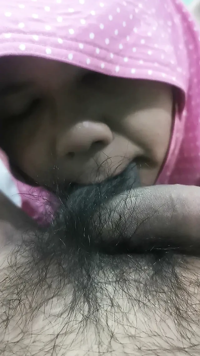 Kadın üniversite öğrencisi yumurta emmeye ve poposunu yalamaya zorlanıyor